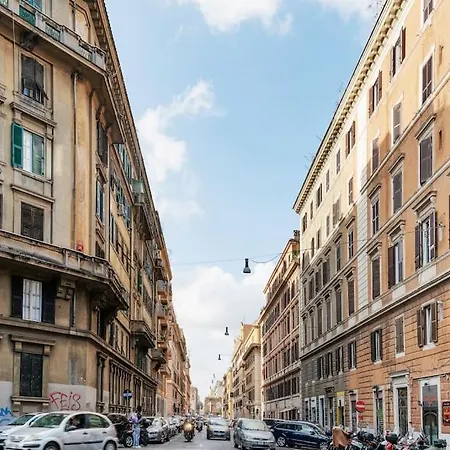 Nice And Bright Flat Near Termini Rom